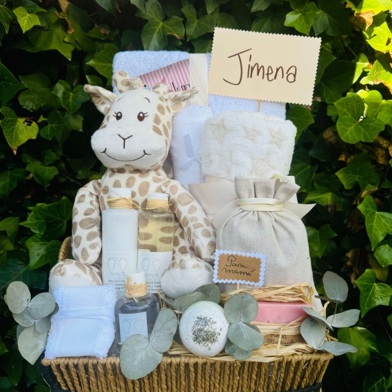 cesta de regalo con artículos para bebés y embarazadas